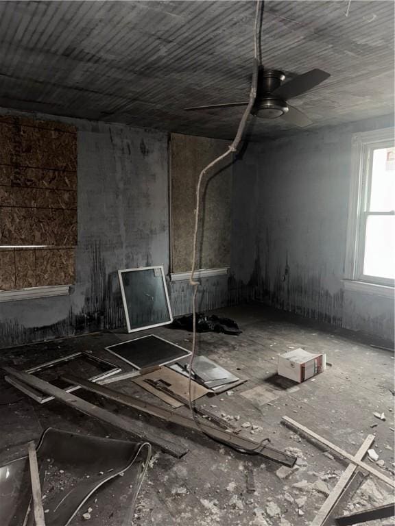 misc room featuring a ceiling fan