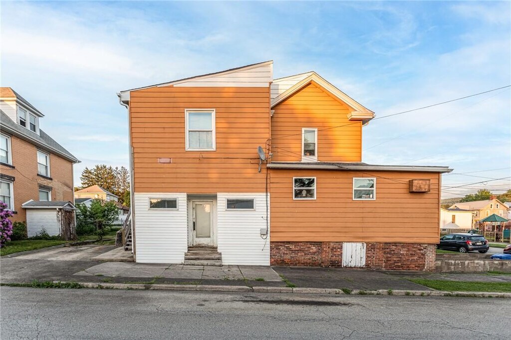 302 E Washington Ave, Connellsville, PA 15425 - back of property featuring entry steps