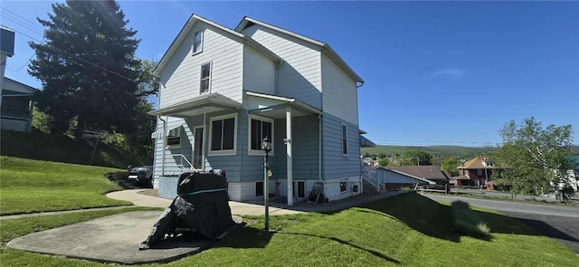 view of front of house with a front lawn