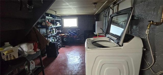 laundry room with washer / dryer