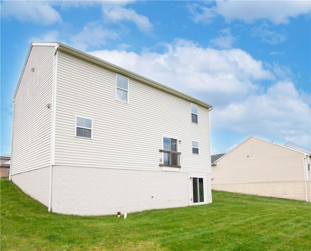 118 Leslie Farms Dr, Connoquenessing Boro, PA 16033 - back of property with a lawn