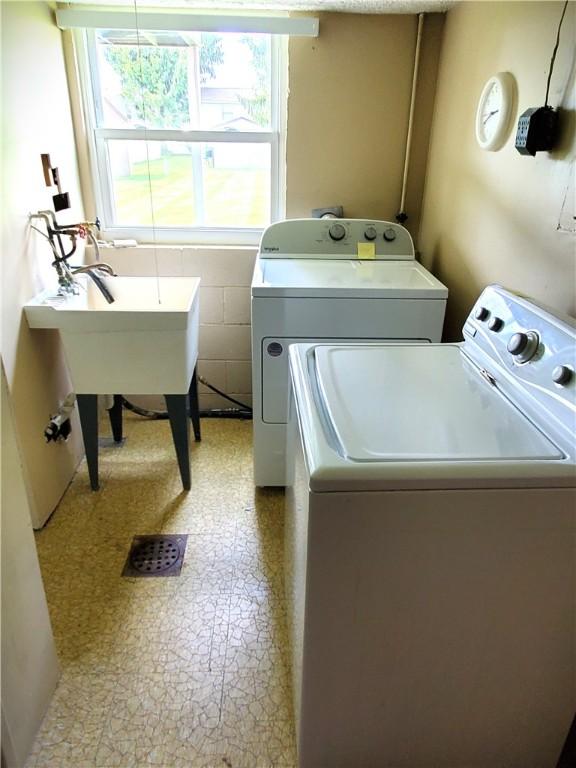 620 Gross St, Conway, PA 15027 - laundry area featuring independent washer and dryer