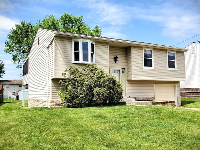 620 Gross St, Conway, PA 15027 - split foyer home featuring an attached garage and a front yard