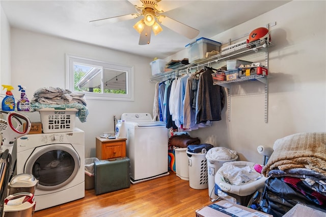 laundry area with washing machine and clothes dryer, wood finished floors, and ceiling fan
