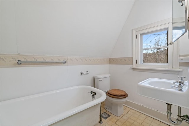 126 Oakford Park Rd, Hempfield Twp Wml, PA 15644 - bathroom with a freestanding tub, toilet, and vaulted ceiling