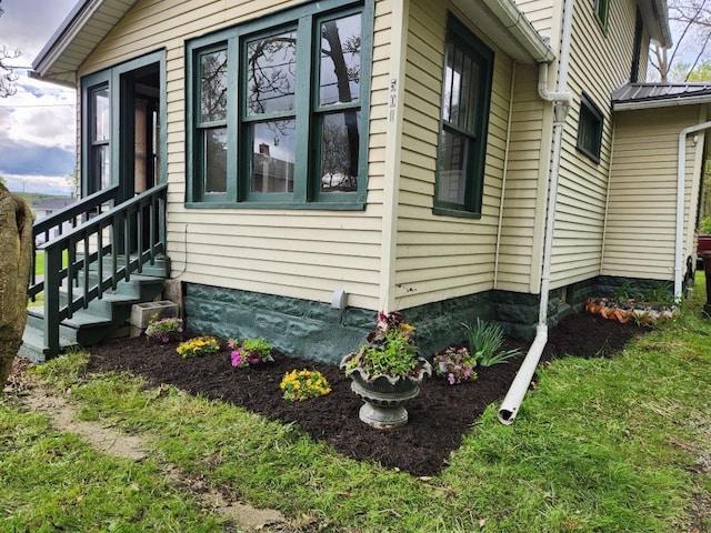 501 Hull St, Sharon, PA 16146 - view of side of home with entry steps and metal roof