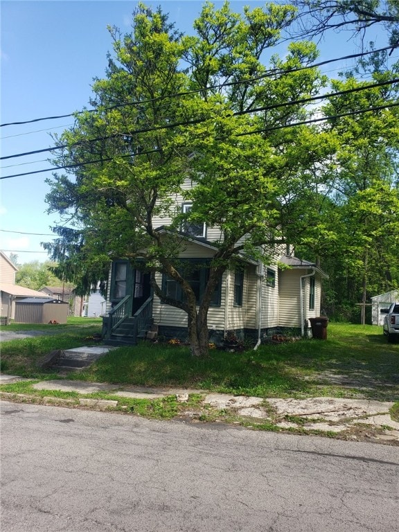 501 Hull St, Sharon, PA 16146 - obstructed view of property with entry steps