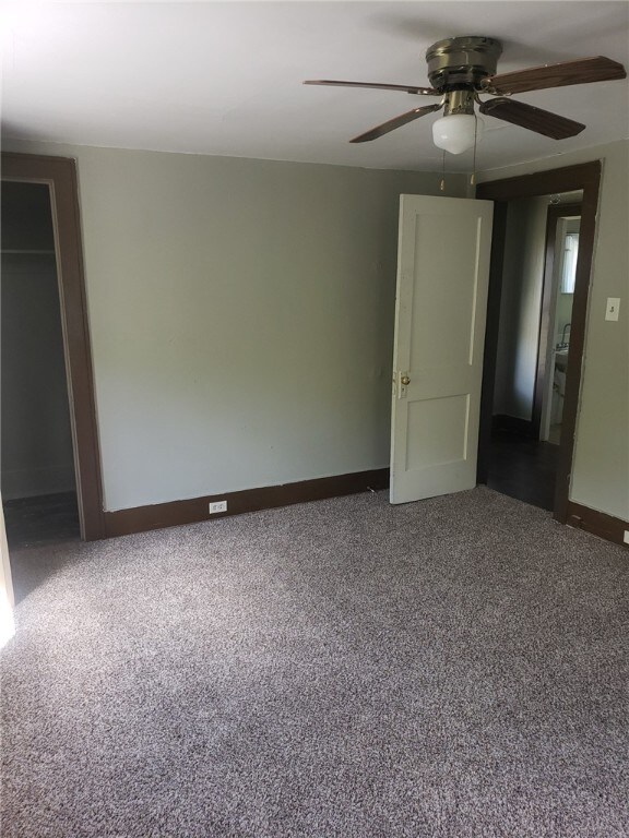 501 Hull St, Sharon, PA 16146 - unfurnished bedroom with carpet, baseboards, ceiling fan, and a closet