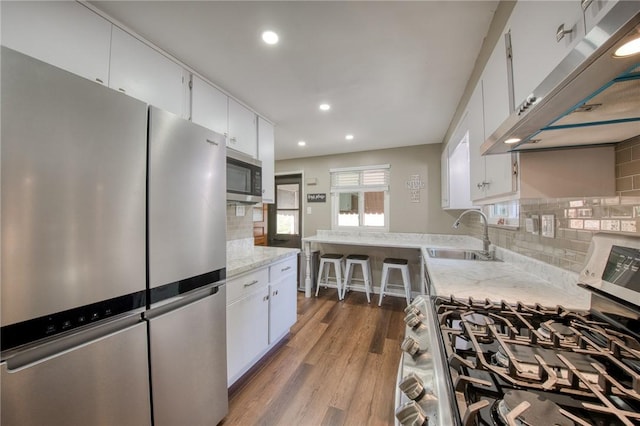 423 Nantucket Dr, Pleasant Hills, PA 15236 - kitchen featuring stainless steel appliances, under cabinet range hood, a sink, recessed lighting, and dark wood-style floors
