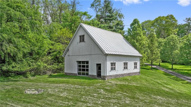 view of outdoor structure featuring an outbuilding