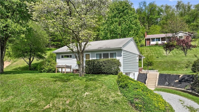 view of front of house featuring a front yard and gravel driveway