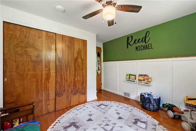bedroom featuring wood finished floors, a closet, and a ceiling fan