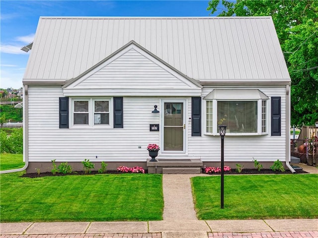 707 Atlantic Ave, Monaca, PA 15061 - view of front of property featuring metal roof and a front yard