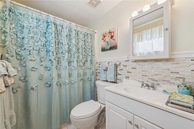full bath with toilet, vanity, and curtained shower