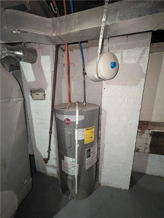 1216 Morrow St, Wilkinsburg, PA 15221 - utility room with electric water heater