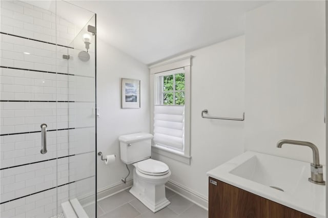 bathroom featuring vaulted ceiling, toilet, a stall shower, baseboards, and vanity