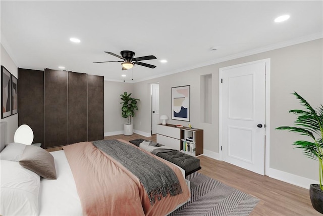 bedroom featuring recessed lighting, baseboards, light wood-style floors, crown molding, and ceiling fan