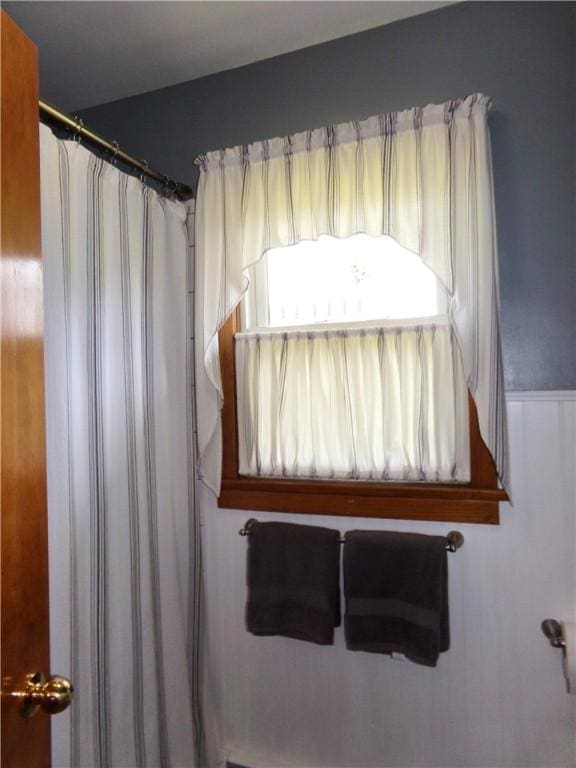 959 E Main St, Somerset Boro, PA 15501 - bathroom with curtained shower