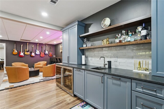 104 Ross Creek Ln, Peters Twp, PA 15367 - indoor wet bar featuring beverage cooler, light wood-type flooring, backsplash, and recessed lighting