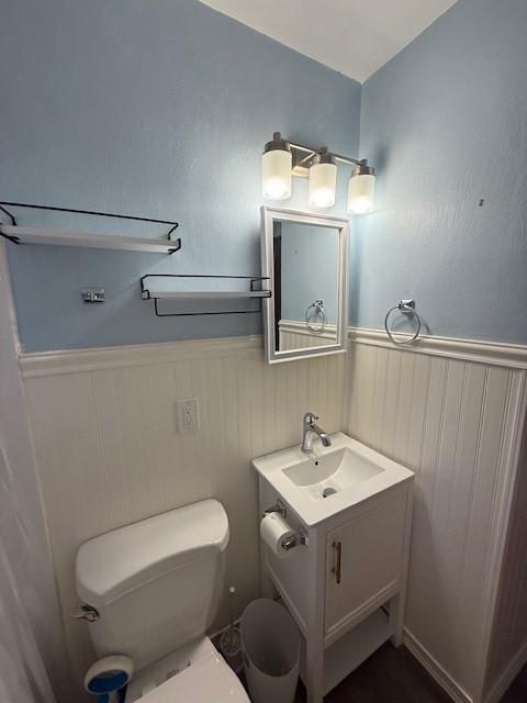 130 Anthon Dr, Penn Hills, PA 15235 - half bath featuring a wainscoted wall, toilet, and vanity