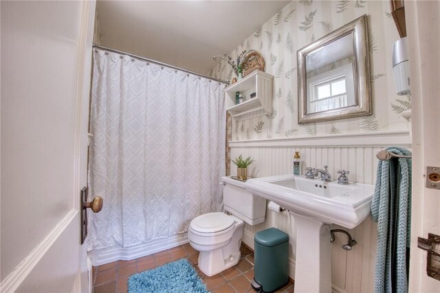1010 Glenshaw Ave, Shaler, PA 15116 - bathroom with toilet, tile patterned flooring, wallpapered walls, a wainscoted wall, and shower / bathtub combination with curtain