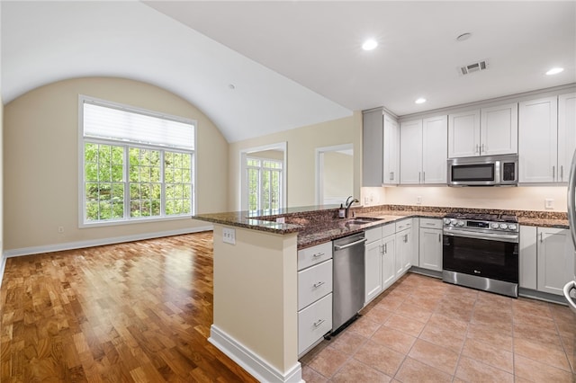 1219 Crescent Pl Unit 3C, Squirrel Hill, PA 15217 - kitchen with stainless steel appliances, a sink, a peninsula, dark stone countertops, and recessed lighting