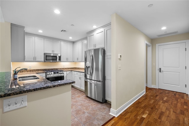 1219 Crescent Pl Unit 3C, Squirrel Hill, PA 15217 - kitchen with appliances with stainless steel finishes, a sink, dark stone counters, recessed lighting, and a peninsula