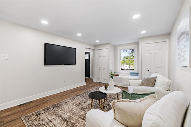 living area featuring wood finished floors, recessed lighting, and baseboards