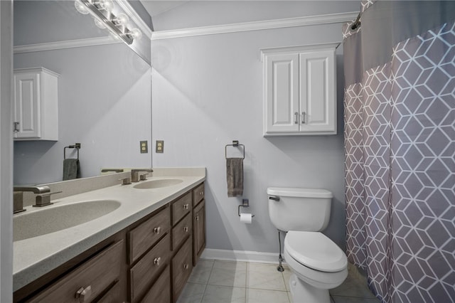 full bath featuring toilet, double vanity, ornamental molding, curtained shower, and baseboards