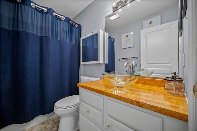 full bath featuring toilet, vanity, and a shower with shower curtain