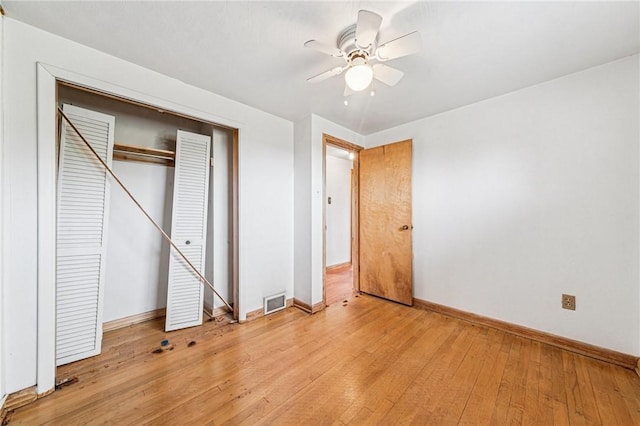 unfurnished bedroom featuring baseboards, light wood-style floors, a closet, and ceiling fan
