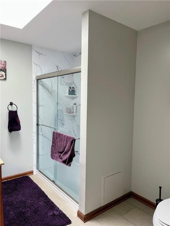 1016 Timberwood Ct, Murrysville, PA 15668 - full bath featuring a marble finish shower, toilet, and baseboards