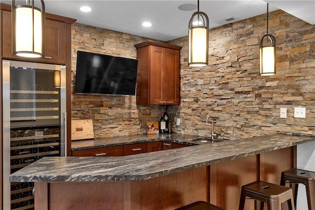 indoor wet bar featuring wine cooler, decorative light fixtures, tasteful backsplash, and recessed lighting