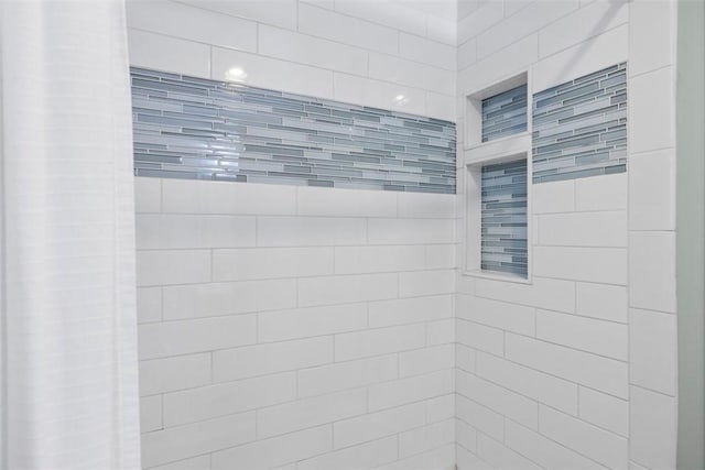 bathroom featuring a tile shower