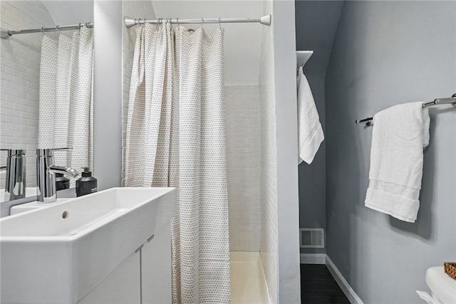 608 N Euclid Ave, East Liberty, PA 15206 - full bathroom featuring curtained shower and vanity