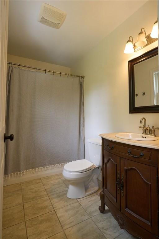 605 E Portersville Rd, Muddy Creek Twp, PA 16051 - full bath featuring toilet, vanity, and tile patterned floors