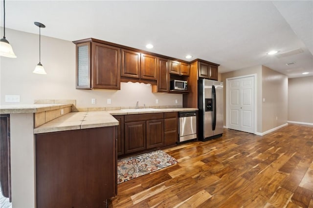 430 Southfield Dr, Hempfield Twp Wml, PA 15601 - kitchen with stainless steel appliances, a sink, dark wood-style floors, light countertops, and recessed lighting