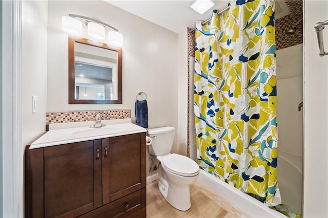 430 Southfield Dr, Hempfield Twp Wml, PA 15601 - bathroom featuring toilet, backsplash, a shower with shower curtain, and vanity