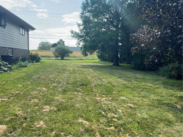 105 Lawrence Ave, Twp Of But Nw, PA 16001 - view of green lawn