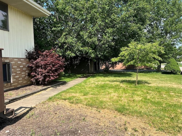 105 Lawrence Ave, Twp Of But Nw, PA 16001 - view of grassy yard