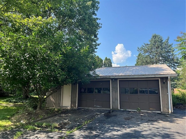 105 Lawrence Ave, Twp Of But Nw, PA 16001 - view of detached garage