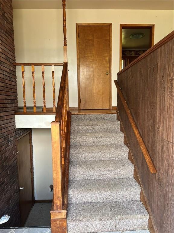 105 Lawrence Ave, Twp Of But Nw, PA 16001 - view of staircase
