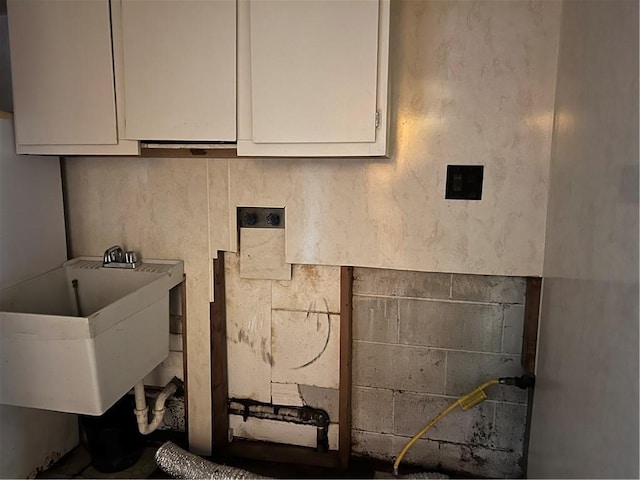 105 Lawrence Ave, Twp Of But Nw, PA 16001 - laundry area featuring concrete block wall and a sink