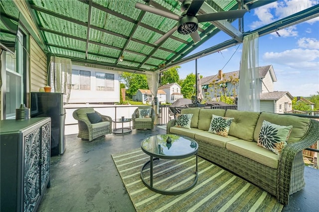 sunroom featuring outdoor lounge area, ceiling fan, and vaulted ceiling