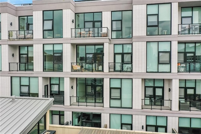 view of apartment building / complex