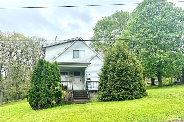 view of front of property featuring a front yard and a porch