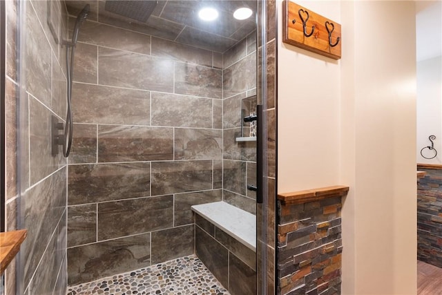 full bathroom featuring tiled shower