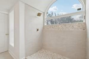 full bathroom featuring tiled shower