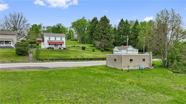 view of green lawn