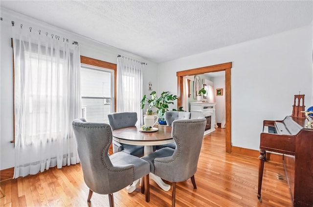 188 Taylor Ave, Sharon, PA 16146 - dining room featuring light wood-type flooring, a textured ceiling, and baseboards